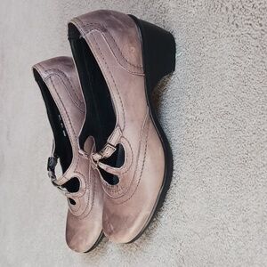 Clarks Women’s Distressed Finish Taupe Mary Jane Leather (6.5M)